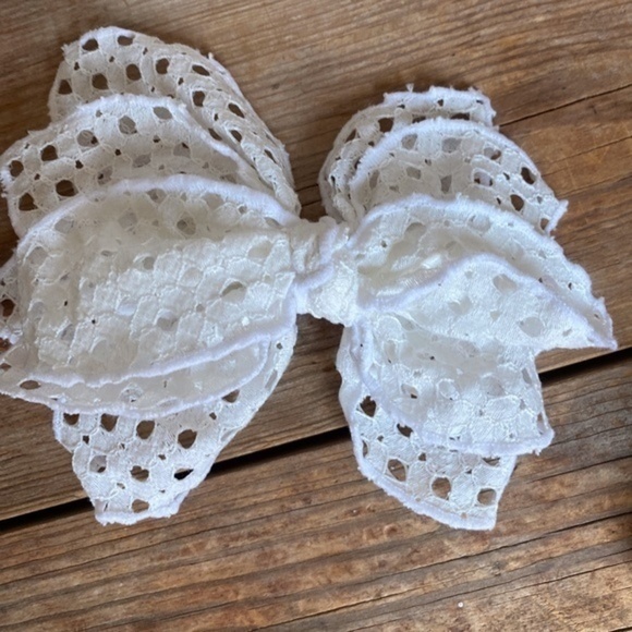 Anthropologie White  Eyelet Bow Clip & Scrunchie - Picture 1 of 4